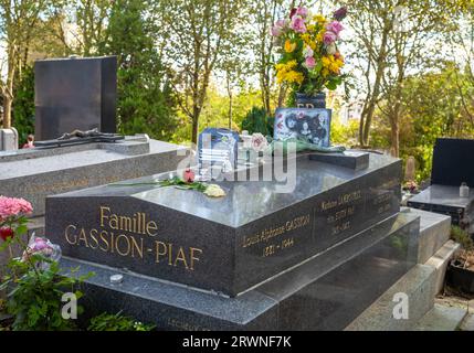 Blumen und Fotos auf dem Grab der berühmten Sängerin Edith Piaf auf dem Friedhof Pere Lachaise in Paris, Frankreich. Piaf ist mit ihrem Vater Lou begraben Stockfoto