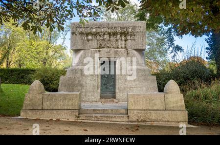 Das weiße Steindenkmal für belgische Soldaten, die während des 1. Weltkriegs in Frankreich auf dem Friedhof Pere Lachaise in Paris starben. Stockfoto