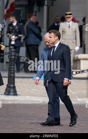 Paris, Frankreich, 20. September 2023. Präsident Macron mit König Karl III. Während der feierlichen Begrüßung im Arc de Triomphe - Jacques Julien/Alamy Live News Stockfoto