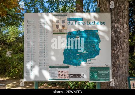 Eine Informationstafel am Eingang zum Friedhof Pere Lachaise in Paris, Frankreich, mit einer Karte, die Informationen und die Lage der Gräber von enthält Stockfoto