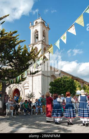 Laneia, Bezirk Limassol, Zypern - 13. Mai 2023: Frauen in traditionellen Kostümen führen Volkstanz auf einem Dorffestival auf Stockfoto