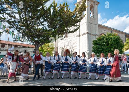 Laneia, Bezirk Limassol, Zypern - 13. Mai 2023: Frauen in traditionellen Kostümen führen Volkstanz auf einem Dorffestival auf Stockfoto