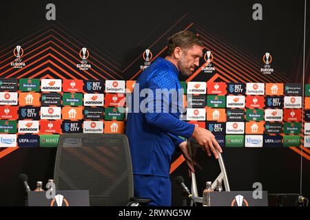 AMSTERDAM - Interimstrainer Jacques Abardonado von Olympique Marseille erwartet das erste Gruppenspiel in der Europa League gegen Ajax. Das Amsterdamer Team erhält den französischen Verein in der Johan Cruijff Arena. ANP OLAF KRAAK Stockfoto