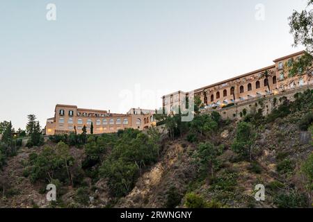 Hotelgebäude auf einem Hügel in Taormina mit Unterkunft für Touristen Stockfoto