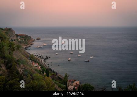 Blick von oben auf das Meer und die Klippen mit Bahnhof den Hügel hinunter in Taormina, Sizilien Stockfoto