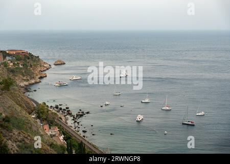 Blick von oben auf das Meer und die Klippen mit Bahnhof den Hügel hinunter in Taormina, Sizilien Stockfoto