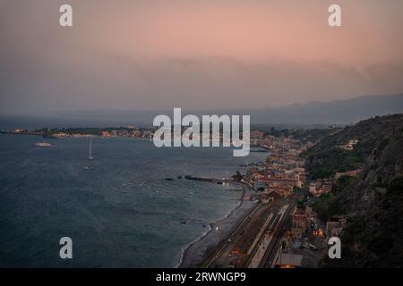 Die sizilianische Stadt Giardini-Naxos am Meer von einem Hügel in Taormina aus gesehen Stockfoto