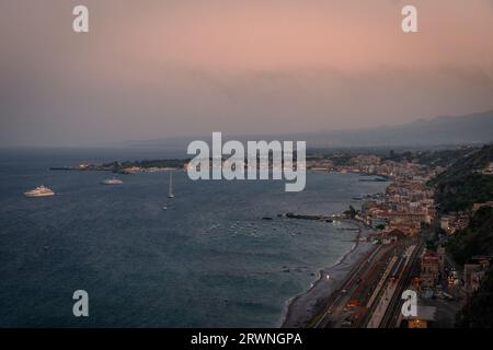 Die sizilianische Stadt Giardini-Naxos am Meer von einem Hügel in Taormina aus gesehen Stockfoto