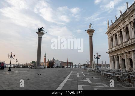 L–R Colonna di San Marco und Colonna di San Todaro auf dem Markusplatz in Venedig in der Region Veneto in Norditalien. Die Cit Stockfoto