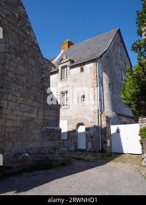 Großes Steinhaus in der Nähe der Kirche in Kervalet, Bretagne Stockfoto