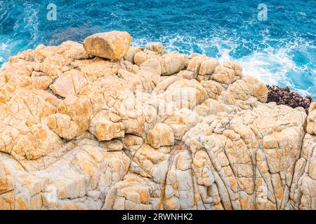 Felsiger Strand in Acapulco, Guerrero, Mexiko. Stockfoto