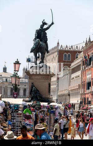 Ein Reiterdenkmal von Victor Emmanuel II. Auf seinem Pferd in Riva degli Schiavoni neben der Lagune in Venedig in der Region Veneto in Norditalien Stockfoto