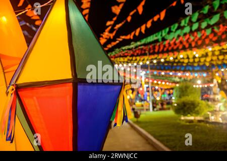 Bunte Fahnen und dekorativer Ballon für die St. John Party, die im Juni im Nordosten Brasiliens stattfindet Stockfoto