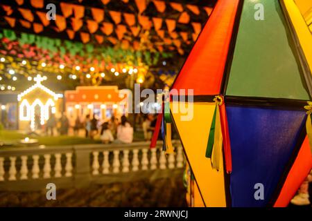Bunte Fahnen und dekorativer Ballon für die St. John Party, die im Juni im Nordosten Brasiliens stattfindet Stockfoto