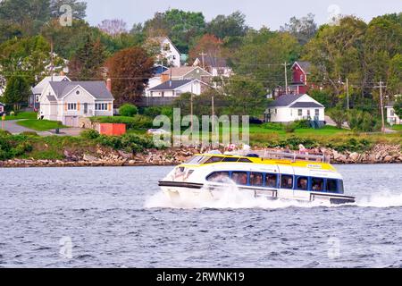 Tender transportiert Passagiere von einem Kreuzfahrtschiff zum Hauptdock im Hafen von Sydney Nova Scotia, Kanada. Stockfoto