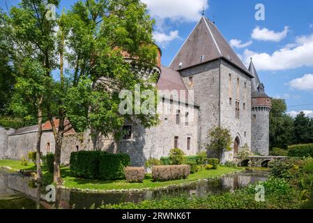 Château de Solre-sur-Sambre, befestigte Wasserburg aus dem 14. Jahrhundert in der Nähe von Erquelinnes, Provinz Hennegau, Wallonien, Belgien Stockfoto