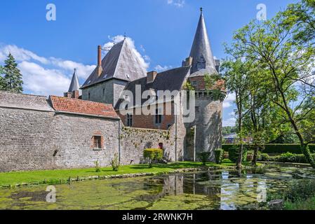 Château de Solre-sur-Sambre, befestigte Wasserburg aus dem 14. Jahrhundert in der Nähe von Erquelinnes, Provinz Hennegau, Wallonien, Belgien Stockfoto