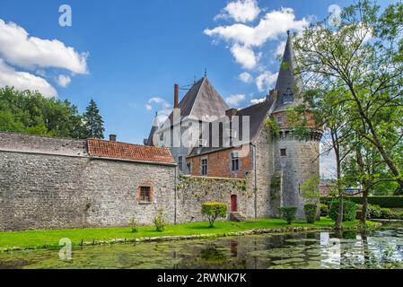 Château de Solre-sur-Sambre, befestigte Wasserburg aus dem 14. Jahrhundert in der Nähe von Erquelinnes, Provinz Hennegau, Wallonien, Belgien Stockfoto