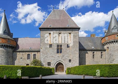 Château de Solre-sur-Sambre, befestigte Wasserburg aus dem 14. Jahrhundert in der Nähe von Erquelinnes, Provinz Hennegau, Wallonien, Belgien Stockfoto