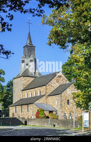 Romanische Kirche Saint Etienne aus dem 11. Jahrhundert im Dorf Waha, Marche-en-Famenne in der Provinz Luxemburg, Belgische Ardennen, Wallonien, Belgien Stockfoto
