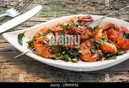 Leckere frische Garnelenspieße auf dem Teller Stockfoto