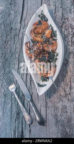 Leckere frische Garnelenspieße auf dem Teller Stockfoto