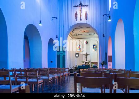 Altar der romanischen Kirche Saint Etienne aus dem 11. Jahrhundert im Dorf Waha, Marche-en-Famenne, Luxemburg, Belgische Ardennen, Wallonien, Belgien Stockfoto