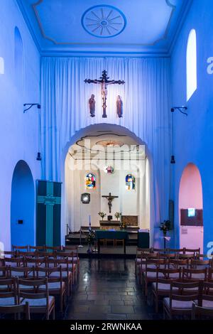 Altar der romanischen Kirche Saint Etienne aus dem 11. Jahrhundert im Dorf Waha, Marche-en-Famenne, Luxemburg, Belgische Ardennen, Wallonien, Belgien Stockfoto