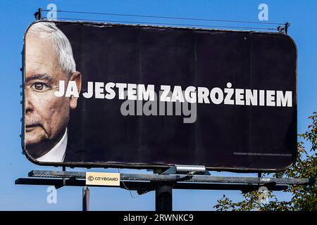 Gliwice, Polen. September 2023. Eine Plakatwand, auf der Jaroslaw Kaczynski, der Führer der regierenden Partei für Recht und Gerechtigkeit (PiS), abgebildet ist, trägt den Slogan „Ich bin eine Bedrohung“ als Teil der von der Oppositionspartei der Civic Coalition organisierten Wahlkampagne. Gliwice, Polen am 7. September 2023. Die Parlamentswahlen finden am 15. Oktober dieses Jahres in Polen statt (Bild: © Beata Zawrzel/ZUMA Press Wire) NUR REDAKTIONELL! Nicht für kommerzielle ZWECKE! Stockfoto