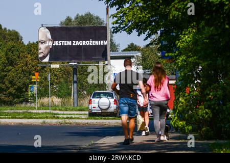 Gliwice, Polen. September 2023. Eine Plakatwand, auf der Jaroslaw Kaczynski, der Führer der regierenden Partei für Recht und Gerechtigkeit (PiS), abgebildet ist, trägt den Slogan „Ich bin eine Bedrohung“ als Teil der von der Oppositionspartei der Civic Coalition organisierten Wahlkampagne. Gliwice, Polen am 7. September 2023. Die Parlamentswahlen finden am 15. Oktober dieses Jahres in Polen statt (Bild: © Beata Zawrzel/ZUMA Press Wire) NUR REDAKTIONELL! Nicht für kommerzielle ZWECKE! Stockfoto