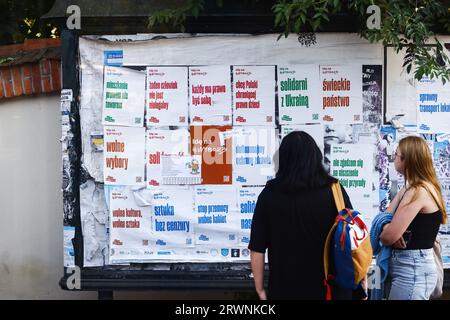 Krakau, Polen. September 2023. Plakate mit Schlagworten vor den Wahlen hängen auf einer Anzeigetafel als Teil der Kampagne „Ich gehe zur Wahl“, die von der Gruppe der Zivilgesellschaft Action Democracy organisiert wird. Krakau, Polen am 13. September 2023. Die Parlamentswahlen finden am 15. Oktober dieses Jahres in Polen statt. (Bild: © Beata Zawrzel/ZUMA Press Wire) NUR REDAKTIONELLE VERWENDUNG! Nicht für kommerzielle ZWECKE! Stockfoto