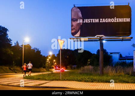 Gliwice, Polen. September 2023. Eine Plakatwand, auf der Jaroslaw Kaczynski, der Führer der regierenden Partei für Recht und Gerechtigkeit (PiS), abgebildet ist, trägt den Slogan „Ich bin eine Bedrohung“ als Teil der von der Oppositionspartei der Civic Coalition organisierten Wahlkampagne. Gliwice, Polen am 7. September 2023. Die Parlamentswahlen finden am 15. Oktober dieses Jahres in Polen statt (Bild: © Beata Zawrzel/ZUMA Press Wire) NUR REDAKTIONELL! Nicht für kommerzielle ZWECKE! Stockfoto