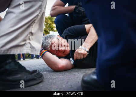 Krakau, Polen. September 2023. Eine prominente polnische Anti-Regierungs-Aktivistin, Katarzyna Augustynek, bekannt als Babcia Kasia (Grandma Kate), wird auf dem Boden liegend gesehen, nachdem sie während eines Anti-Regierungs-Protestes am 18. September 2023 in Krakau (Polen) mit der Polizei herumgetreten ist. Die Demonstranten organisierten eine Kundgebung gegen die Politiker der regierenden Partei PiS (Recht und Gerechtigkeit), einschließlich des Parteiführers Jaroslaw Kaczynski, der auf der Burg Wawel ankam. Die angespannte politische Atmosphäre im Land entsteht durch die bevorstehenden Parlamentswahlen am 15. Oktober. (Bild: © Beata Zawr Stockfoto