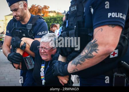 Krakau, Polen. September 2023. Eine prominente polnische Anti-Regierungs-Aktivistin, Katarzyna Augustynek, bekannt als Babcia Kasia (Grandma Kate), wird von der Polizei während eines Anti-Regierungs-Protestes am 18. September 2023 in Krakau, Polen, verschleppt. Die Demonstranten organisierten eine Kundgebung gegen die Politiker der regierenden Partei PiS (Recht und Gerechtigkeit), einschließlich des Parteiführers Jaroslaw Kaczynski, der auf der Burg Wawel ankam. Die angespannte politische Atmosphäre im Land entsteht durch die bevorstehenden Parlamentswahlen am 15. Oktober. (Bild: © Beata Zawrzel/ZUMA Press Wire) EDITORIA Stockfoto