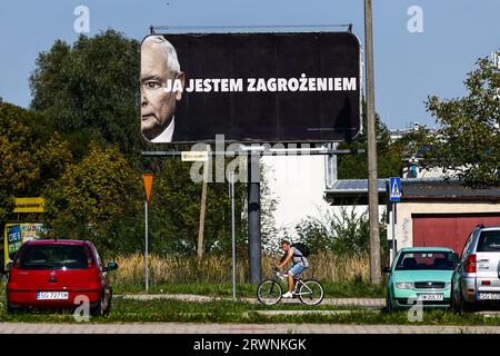 Gliwice, Polen. September 2023. Eine Plakatwand, auf der Jaroslaw Kaczynski, der Führer der regierenden Partei für Recht und Gerechtigkeit (PiS), abgebildet ist, trägt den Slogan „Ich bin eine Bedrohung“ als Teil der von der Oppositionspartei der Civic Coalition organisierten Wahlkampagne. Gliwice, Polen am 7. September 2023. Die Parlamentswahlen finden am 15. Oktober dieses Jahres in Polen statt (Bild: © Beata Zawrzel/ZUMA Press Wire) NUR REDAKTIONELL! Nicht für kommerzielle ZWECKE! Stockfoto