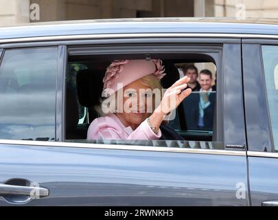Paris, Frankreich. September 2023. Die britische Königin Camilla winkt aus ihrem Auto, als sie am Mittwoch, den 20. September 2023, den Elysee-Palast in Paris verlässt. Die Könige sind in Frankreich auf einem zweitägigen Staatsbesuch. Foto von Maya Vidon-White/UPI Credit: UPI/Alamy Live News Stockfoto