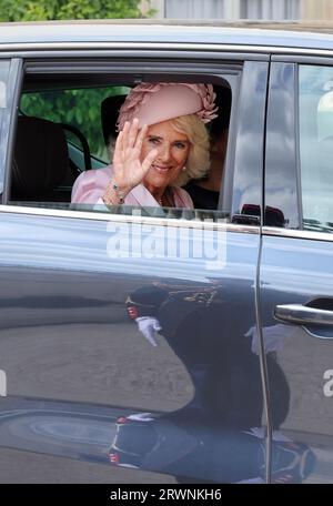 Paris, Frankreich. September 2023. Die britische Königin Camilla winkt aus ihrem Auto, als sie am Mittwoch, den 20. September 2023, den Elysee-Palast in Paris verlässt. Die Könige sind in Frankreich auf einem zweitägigen Staatsbesuch. Foto von Maya Vidon-White/UPI Credit: UPI/Alamy Live News Stockfoto