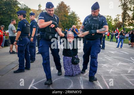 Krakau, Polen. September 2023. Eine prominente polnische Anti-Regierungs-Aktivistin, Katarzyna Augustynek, bekannt als Babcia Kasia (Grandma Kate), wird von der Polizei während eines Anti-Regierungs-Protestes am 18. September 2023 in Krakau, Polen, verschleppt. Die Demonstranten organisierten eine Kundgebung gegen die Politiker der regierenden Partei PiS (Recht und Gerechtigkeit), einschließlich des Parteiführers Jaroslaw Kaczynski, der auf der Burg Wawel ankam. Die angespannte politische Atmosphäre im Land entsteht durch die bevorstehenden Parlamentswahlen am 15. Oktober. (Bild: © Beata Zawrzel/ZUMA Press Wire) EDITORIA Stockfoto