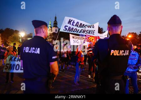 Krakau, Polen. September 2023. Die Menschen demonstrieren, dass sie während eines regierungsfeindlichen Protestes am 18. September 2023 in Krakau, Polen, Banner halten. Die Demonstranten organisierten eine Kundgebung gegen die Politiker der regierenden Partei PiS (Recht und Gerechtigkeit), einschließlich des Parteiführers Jaroslaw Kaczynski, der auf der Burg Wawel ankam. Die angespannte politische Atmosphäre im Land entsteht durch die bevorstehenden Parlamentswahlen am 15. Oktober. (Bild: © Beata Zawrzel/ZUMA Press Wire) NUR REDAKTIONELLE VERWENDUNG! Nicht für kommerzielle ZWECKE! Stockfoto