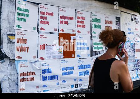 Krakau, Polen. September 2023. Plakate mit Schlagworten vor den Wahlen hängen auf einer Anzeigetafel als Teil der Kampagne „Ich gehe zur Wahl“, die von der Gruppe der Zivilgesellschaft Action Democracy organisiert wird. Krakau, Polen am 13. September 2023. Die Parlamentswahlen finden am 15. Oktober dieses Jahres in Polen statt. (Bild: © Beata Zawrzel/ZUMA Press Wire) NUR REDAKTIONELLE VERWENDUNG! Nicht für kommerzielle ZWECKE! Stockfoto