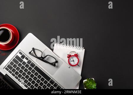 Hoher Blickwinkel auf den Schreibtisch eines Geschäftsmannes mit Organizer, Stift, Brille und Laptop. Ansicht von Büromaterial auf Tafelhintergrund mit Kopierraum von oben. Stockfoto