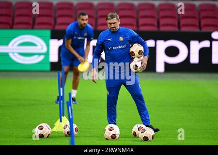 AMSTERDAM - Interimstrainer Jacques Abardonado von Olympique Marseille während des Trainings für das Gruppenspiel in der Europa League gegen Ajax. Das Amsterdamer Team erhält den französischen Verein in der Johan Cruijff Arena. ANP OLAF KRAAK Stockfoto