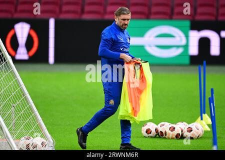 AMSTERDAM - Interimstrainer Jacques Abardonado von Olympique Marseille während des Trainings für das Gruppenspiel in der Europa League gegen Ajax. Das Amsterdamer Team erhält den französischen Verein in der Johan Cruijff Arena. ANP OLAF KRAAK Stockfoto