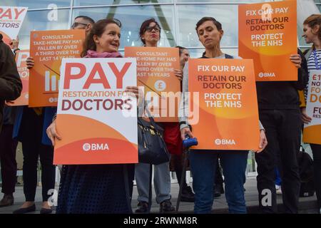 London, Großbritannien. September 2023. Junior- und Senior Doctors stehen mit Plakaten zur Unterstützung fairer Bezahlung auf dem britischen Medical Association (BMA) Picket außerhalb des University College Hospital, als NHS (National Health Service) Berater und Junior Doctors ihren ersten gemeinsamen Streik inszenieren. Quelle: SOPA Images Limited/Alamy Live News Stockfoto