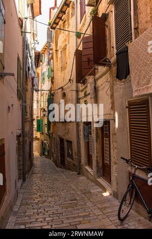 Eine ruhige Seitenstraße im historischen Zentrum der mittelalterlichen Küstenstadt Rovinj in Istrien, Kroatien Stockfoto