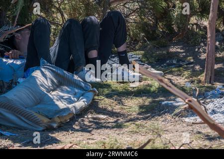 San Diego, USA. September 2023. Migranten werden abgesetzt, um in der Wüste bei Jacumba im Fernen Osten von San Diego Couty zu warten, und werden gezwungen, Schutz vor der rauen Wüstensonne aus der Chaparral-Bürste zu schaffen, 19. September 2023. (Matthew Bowler/KPBS/SIPA USA) **KEINE VERKÄUFE IN SAN DIEGO-SAN DIEGO OUT** Kredit: SIPA USA/Alamy Live News Stockfoto