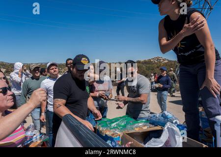 San Diego, USA. September 2023. Die Gruppe für gegenseitige Hilfe Border Kindness gibt den Migranten, die gezwungen sind, in der Wüste bei Jacumba im Fernen Osten San Diego County am 19. September 2023 zu warten, Nahrung, Wasser und Kleidung. (Matthew Bowler/KPBS/SIPA USA) **KEINE VERKÄUFE IN SAN DIEGO-SAN DIEGO OUT** Kredit: SIPA USA/Alamy Live News Stockfoto