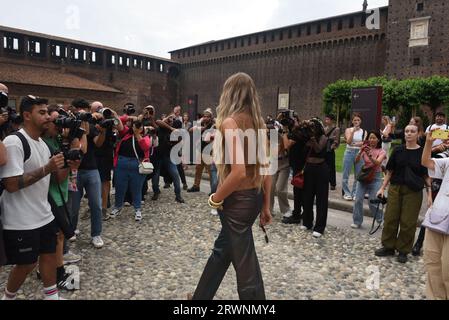 Mailand, Italien. September 2023. Gäste posieren für Fotografen vor der Alberta Ferreti Show im Frühjahr Sommer 2024, Fashion Week. (Bild: © Ervin Shulku/ZUMA Press Wire) NUR REDAKTIONELLE VERWENDUNG! Nicht für kommerzielle ZWECKE! Stockfoto