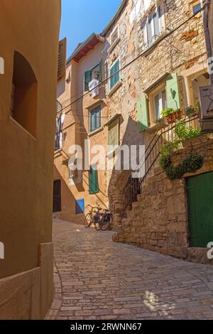 Eine ruhige Seitenstraße im historischen Zentrum der mittelalterlichen Küstenstadt Rovinj in Istrien, Kroatien Stockfoto