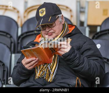 Hull, Großbritannien. September 2023. Ein Hull City-Fan liest das heutige Spieltagsprogramm während des Sky Bet Championship Matches Hull City vs Leeds United im MKM Stadium, Hull, Vereinigtes Königreich, 20. September 2023 (Foto: Mark Cosgrove/News Images) in Hull, Vereinigtes Königreich am 20. September 2023. (Foto: Mark Cosgrove/News Images/SIPA USA) Credit: SIPA USA/Alamy Live News Stockfoto